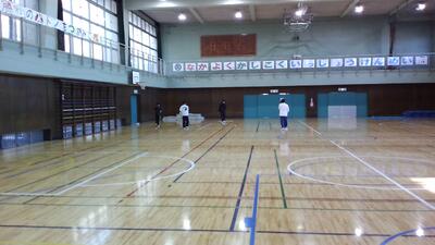 体育館も大そうじをしました。モップで床をピカピカにしました。